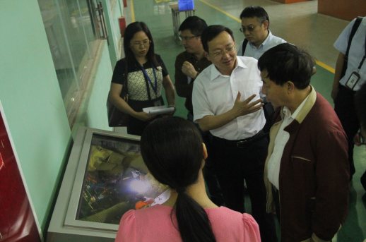 专家参观学院实训车间1